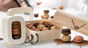 a round box for 6 macaron cookies
